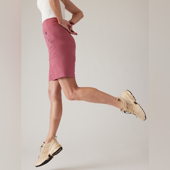 Athleta Trekkie North Mid Rise Bermuda Short Berry Rose Size 4 - Picture 3 of 14